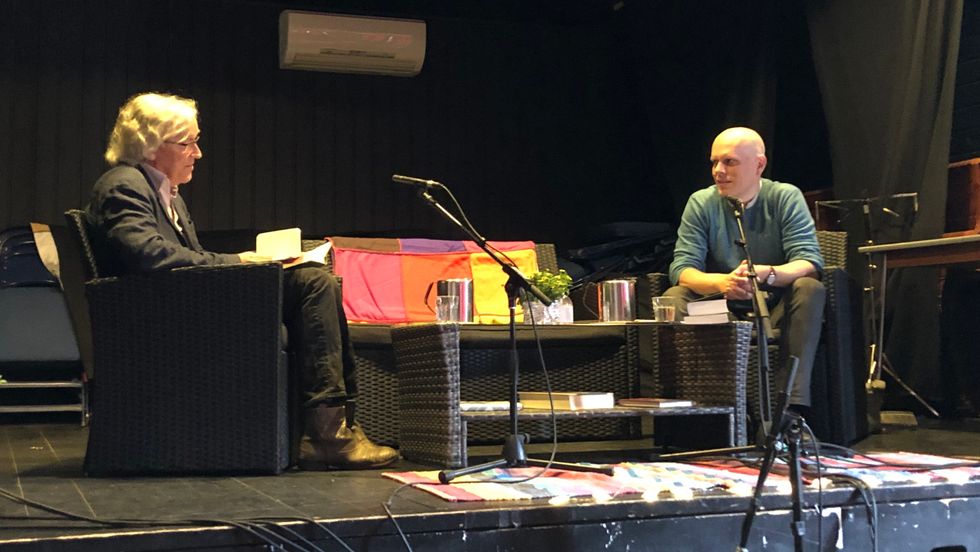 SÆREIGEN DIALEKT: Ragnar Hovland og Øystein Vidnes landa på sognamaolet då dei skulle omsetta litteraturklassikaren Stormfulle høgder. På boknatti i Fjærland i helga fortalde dei om samarbeidsprosjektet.