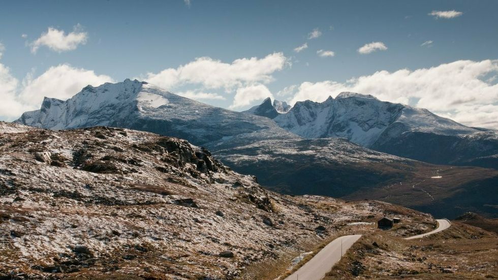 À JOUR: Etter ei valdsam pinsetrafikk er Tindevegen à jour i forhold til fjoråret, no har trafikktalet normalisert seg att.