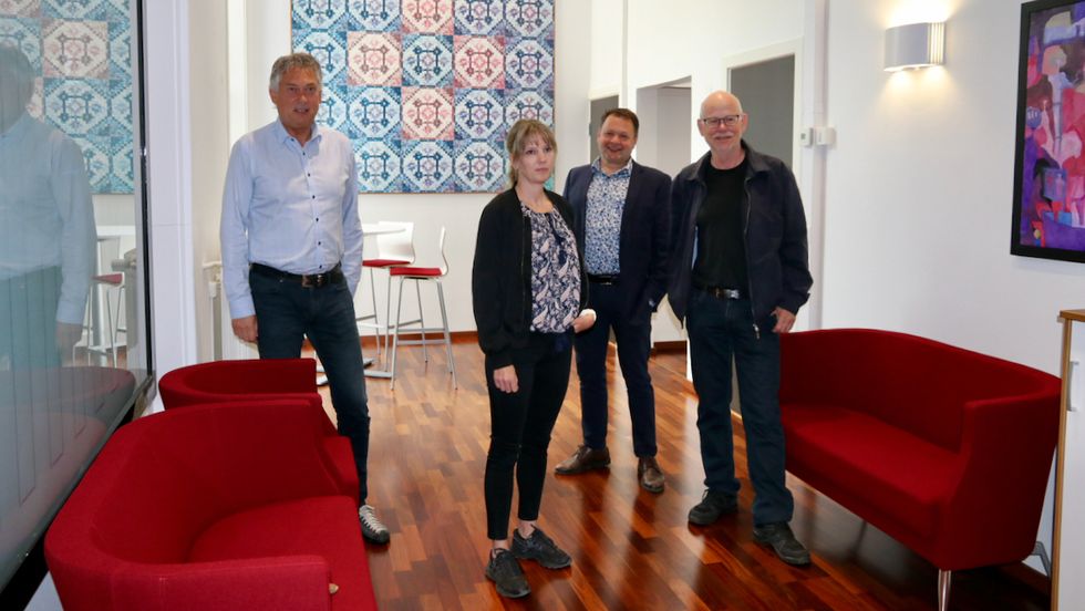 LØYVER: Partia i Høyanger kommune står samla bak initiativet om å løyve like mykje som Hydro til koronadempande tiltak. Frå venstre: Petter Sortland (Ap), Tanja Strandheim (SV), Geir Helge Østerbø (Sp), Einar Rysjedal (R). Monica Sunde Tjønnås (H) hadde ikkje høve til å vere til stades.