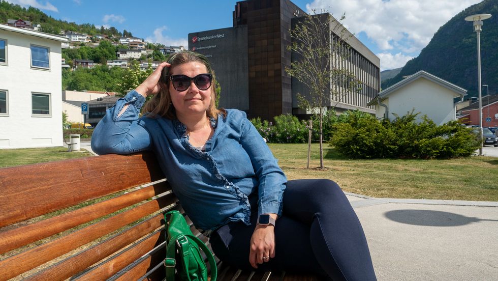 FORSØPLING: Maria Kalstad Brun er lei av forsøplinga på turstien ved Langen på Høyheimsvik i Luster.