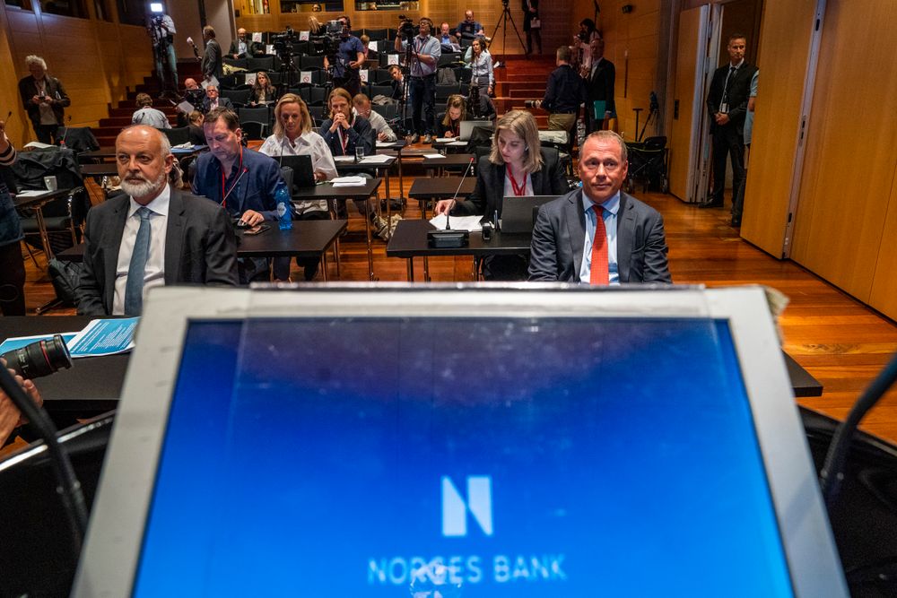 Visesentralbanksjef Jon Nicolaisen og Nicolai Tangen då Norges Bank inviterer til pressekonferanse om arbeidsavtalen for ny dagleg leiar i Norges Bank Investment Management.