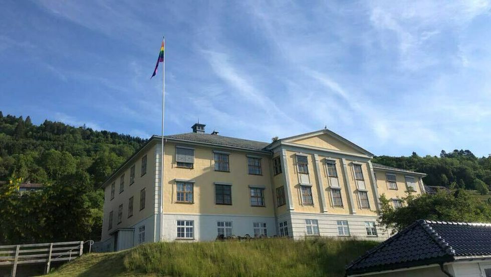 PRIDE: Utanfor tinghuset på Leikanger blafrar regnbogeflagget stolt fredag.