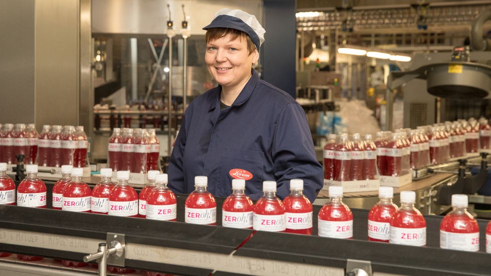 GLAD DAG: Frå juli blir det redusert sukkeravgift på til dømes Zeroh!, som er Lerum si sukkerfrie saft. Administrerande direktør Trine Lerum Hjellhaug er glad for å ha fått gjennomslag etter ein lang kamp mot avgifta.
