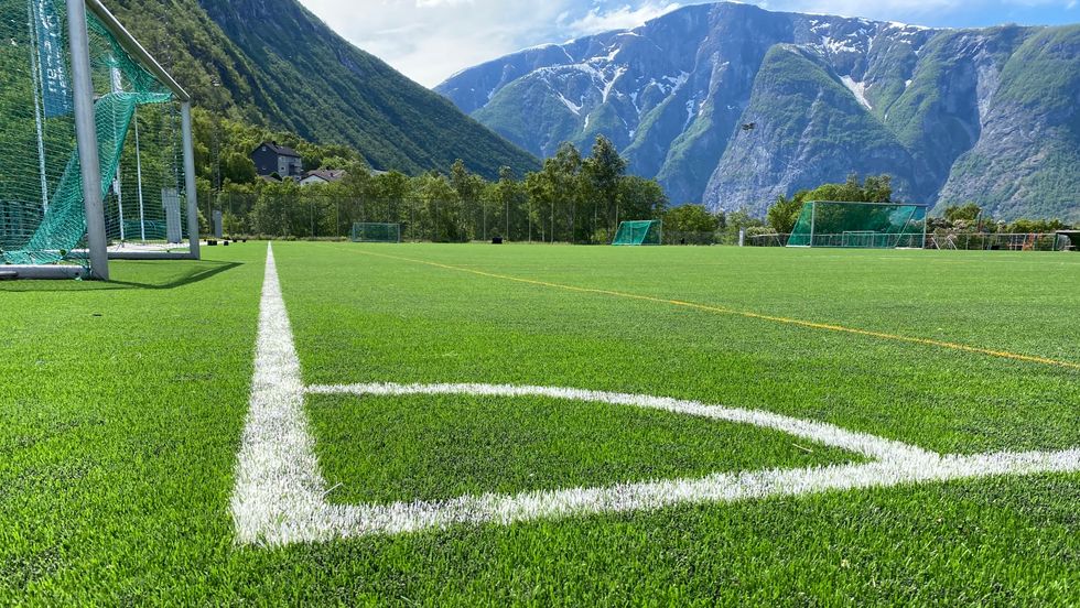 UBRUKELEG: Det flunkande nye kunstgraset på Jotun stadion må fjernast og leggast på nytt.