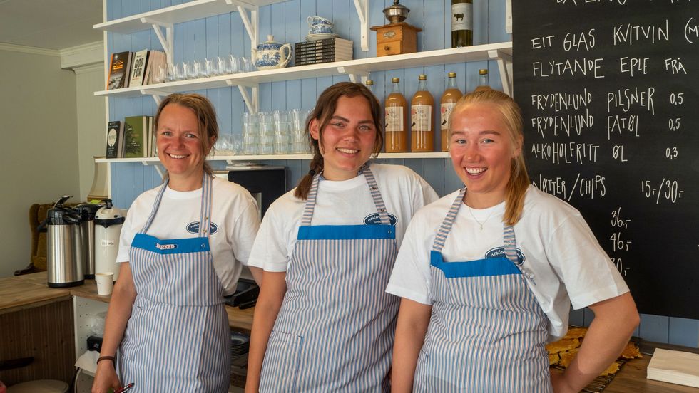 NÆRE HEIME: Desse damene syter for at det er kafé i Solvorn att, frå venstre Sigri Sandberg, Anna Rorgemoen og Stina Hillestad.