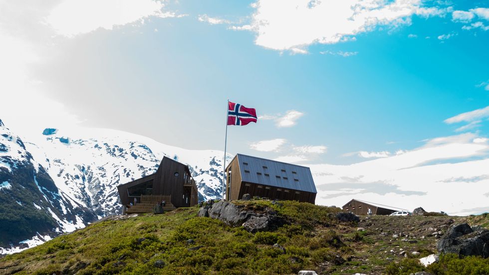 TUNGESTØLEN: Hytta er teikna av arkitektfirmaet Snøhetta og blei opna av dronning Sonja i september.