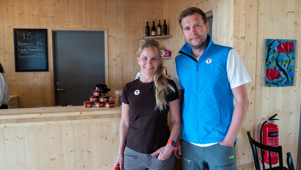 HUSVERTAR: I helga kunne Rune Hilleren og Mette Grøstland ynskja velkomen til første heile sesong på nye Tungestølen.