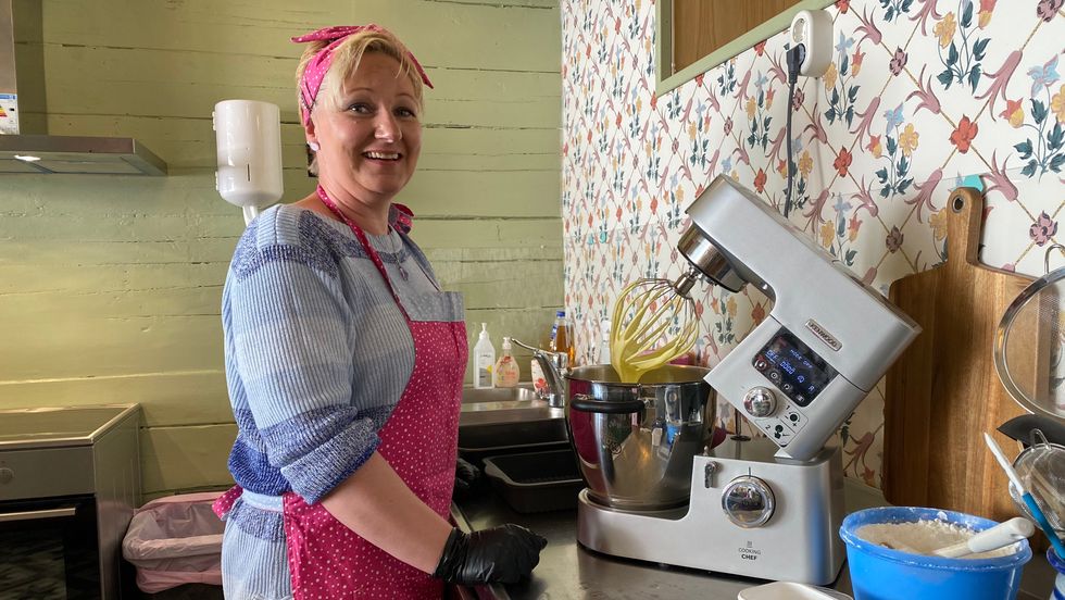 SNOP: Her lagar Rachel Engsbråten marshmallow med banansmak.