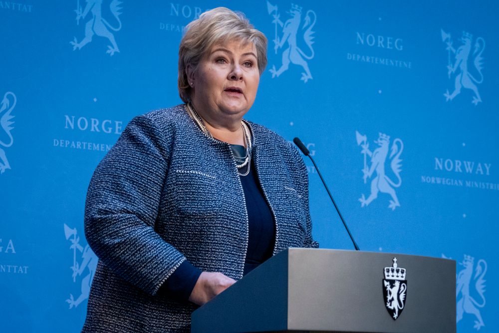 Statsminister Erna Solberg (H) spør om måten media måte å skape konflikt blir en hemning for at fagfolk sier sin mening og gjør sine egne vurderinger.