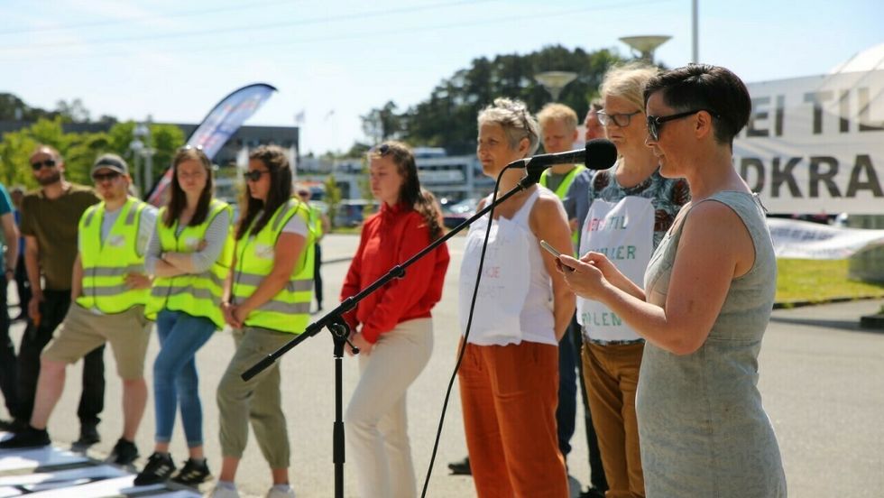 ENGASJEMENT: 50 personar møtte opp på demonstrasjonen utanfor BKK sitt kontor i Bergen førre veke. Fleire ville vere med, men maksgrensa var satt på 50 personar grunna smittevernsreglar.