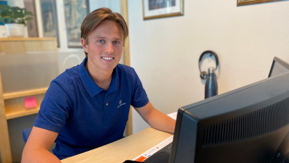 PÅ EIGE KONTOR: Lars Lefdal har sommarjobb i Luster Sparebank.