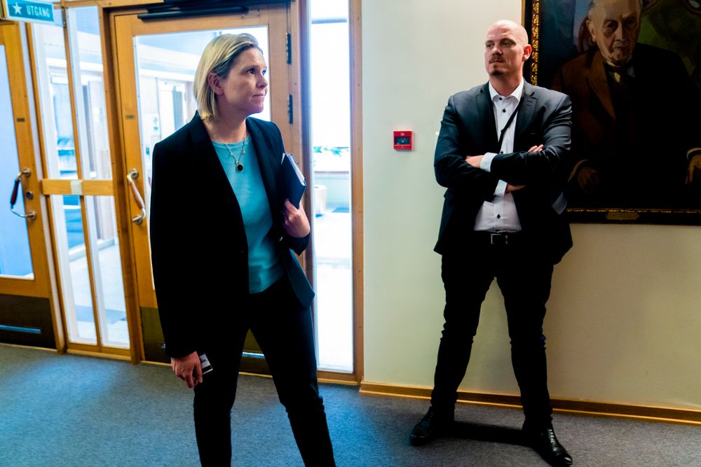 Sylvi Listhaug (Frp) og hennes rådgiver Kristian P. Larsson (til høyre) før forhandlingene mellom Fremskrittspartiet og regjeringspartiene Høyre, KrF og Venstre om revidert nasjonalbudsjett på Stortinget.