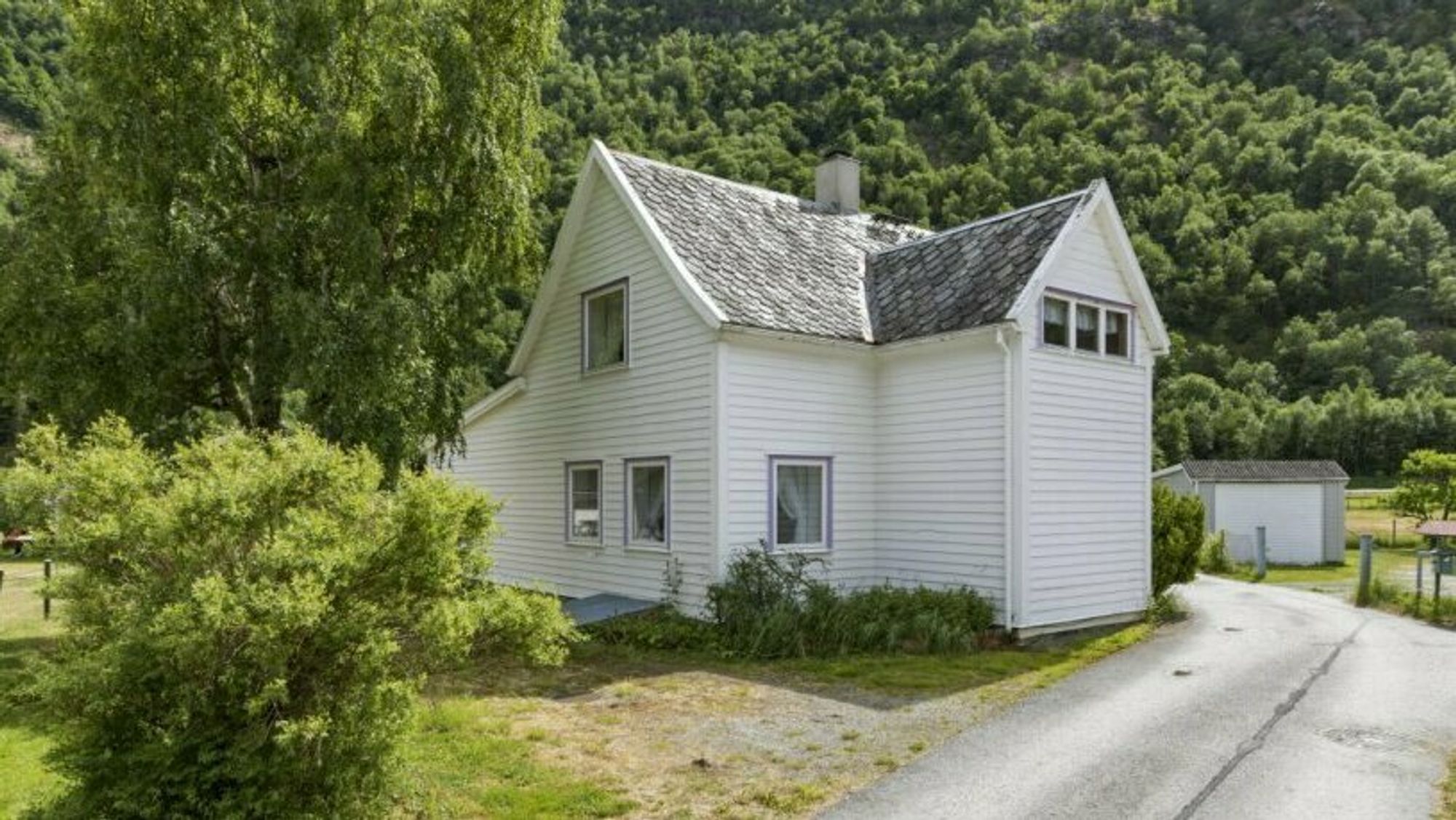 NÆRT: Gjerde 13 ligg kun eit steinkast frå Lærdal sentrum.