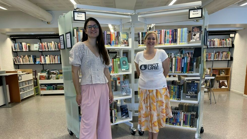 GLADE: Arrangementsansvarlig og konsulent ved Årdal bibliotek, Hanna Jor (t.h), saman med Jessica Smith (t.v).