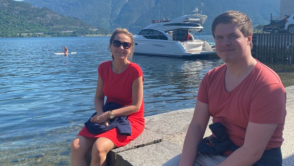 Linda Hofstad Helleland og Hans Christian Knutsen tok seg ein prat langs fjordstien i Sogndal om korleis ein skal styrke distrikta.