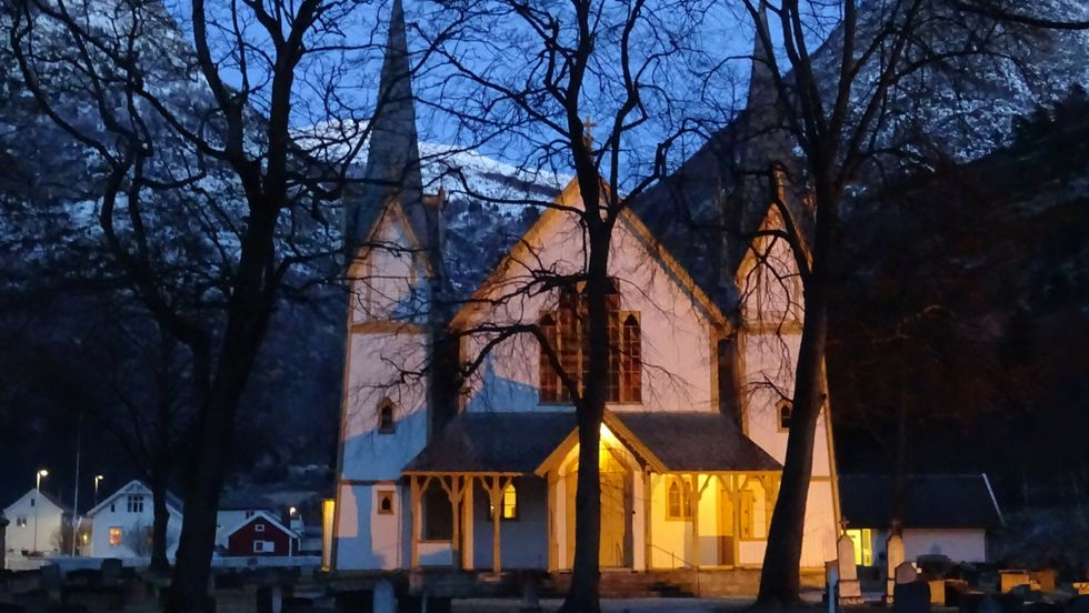 OPEN: Kyrkja i Lærdal blir open frå klokka 15.00 til 17.00, slik at folk kan samlast.