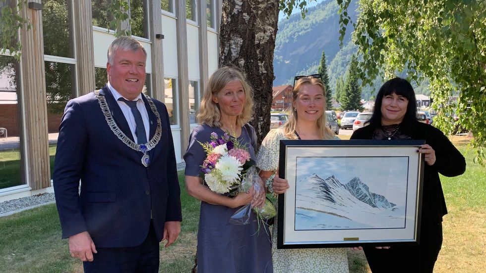 F.v. Ordførar Ivar Kvalen, Bente Hybertsen, Sofie Hybertsen, Ingunn Weka.