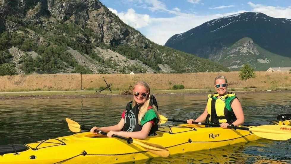 Tirill Jevnaker Grybakk(t.v) var ein av dei mange frå FTU som turte ut i kayak. Her med Nina Jevnaker.
