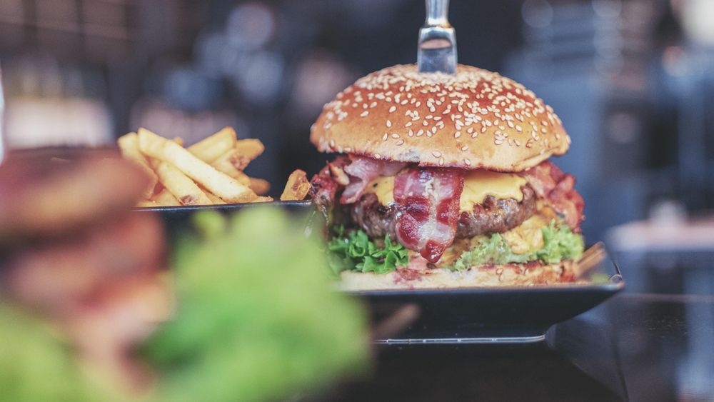En burgersjappe i Trondheim hevder at en avis forsøkte å selge positiv omtale som skulle utgis for å være journalistikk. Det avviser de anklagde mediehusene.