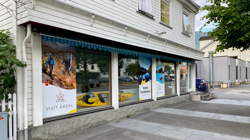 TURISTKONTOR: I dag opna turistkontoret i Årdal som skal drivast av 33 frivillige.