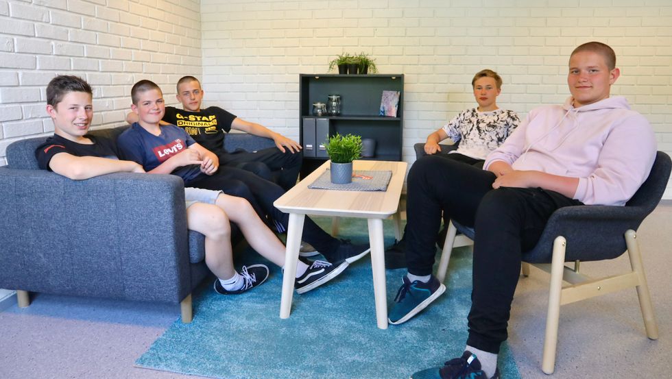 NØGDE: Arbeidslivs-elevane som tek bygg- og anleggsfag på Dalsøyra skule er nøgde med resultatet på det nye helsesjukepleiarkontoret. Dei har også montert alle møblane på biletet. Frå venstre: Olai Dyregrov, Daniel Fanebust, Noah Kjelby Asheim, Andreas Teigen Wangensten og Aron Oppedal.
