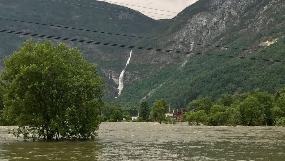 MYKJE VATN: Lærdalselvi flaumde over søndag grunna sterk snøsmelting kombinert med regn.