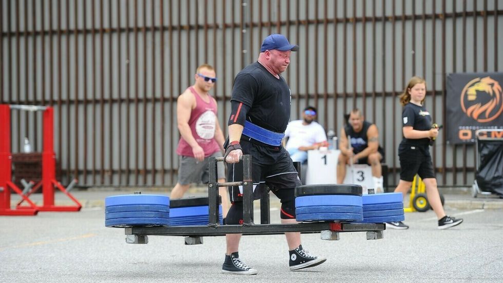 FRAMEWALK: Her bærer Tommy Solheim 400 kilo i hendene. Vegill Rebni Kjer går bak og motiverer.