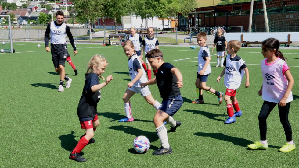 IVRIGE: Unge fotballspelarar mellom 7 og 12 år deltok på fotballskulen i Høyanger denne veka. Dei fekk besøk av tre Sogndal- spelarar. Her speler Eirik Lereng (t.h.) frå Sogndal fotball saman med borna.