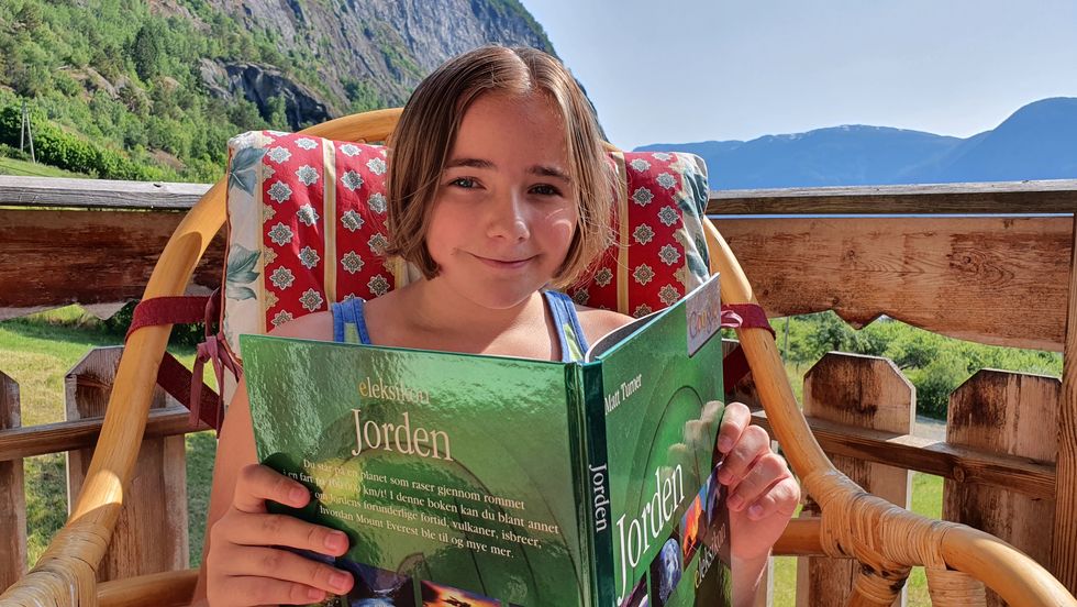 GLAD I Å LESA: Sunniva Skjeldestad (12) les helst faktabøker, og elskar å skriva.
