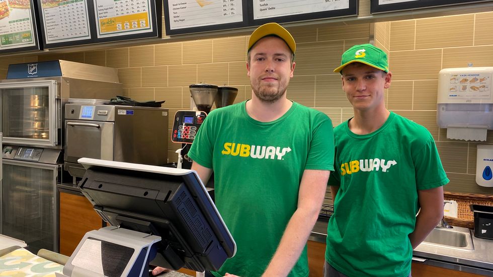 SUBWAY SOGNDAL: Joakim Lærum og kollegaen på Subway.