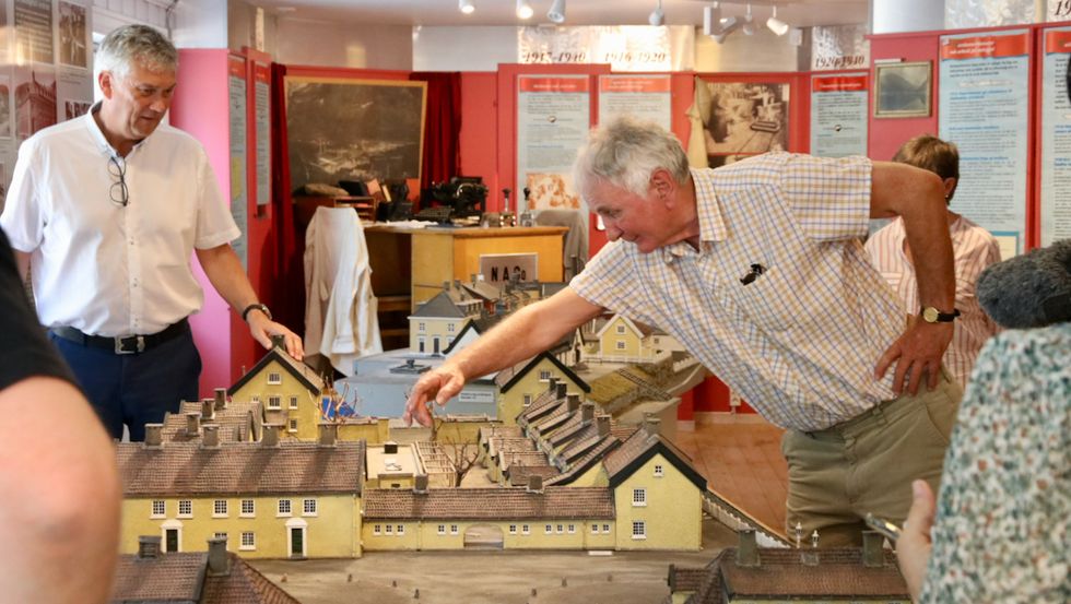FORKLARER: Arkitekten bak modellen av Murgården på Sæbøtangen, Arild Høyvik, forklarerer kva som er kvar under gjenopninga av det ombygde Høyanger industristadmuseum.