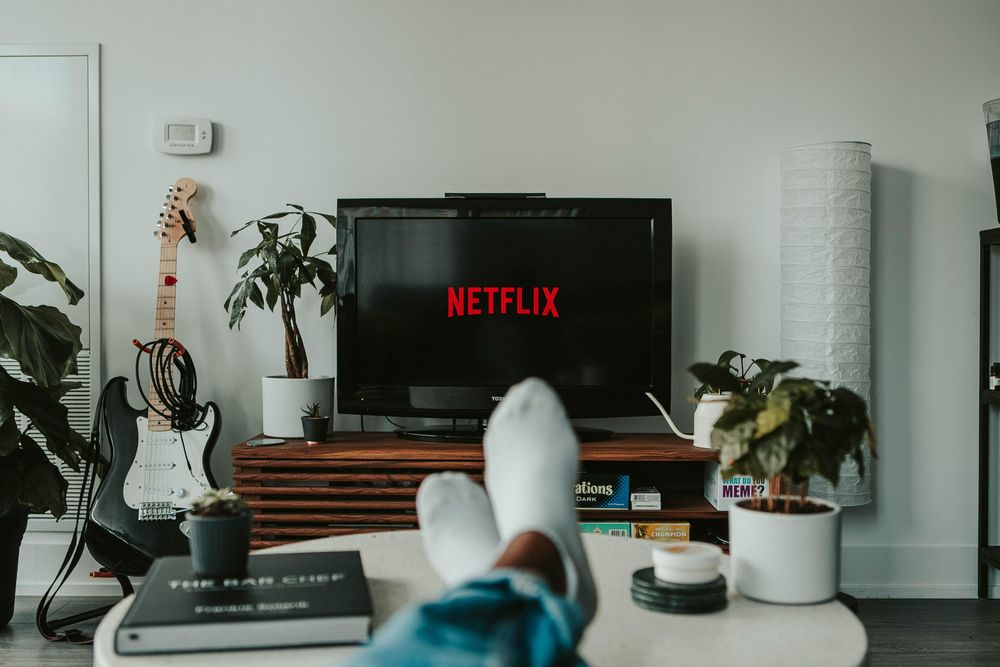 Mange deler brukerkontoene sine hos strømmetjenester som Netflix med venner, viser en ny undersøkelse fra Handelshøyskolen BI.