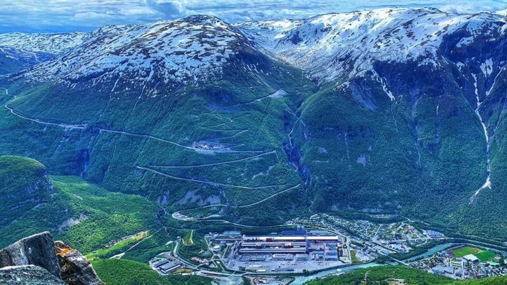 FLOTT SKUE: 1000-meteren buktar seg i 42 hårnålssvingar opp frå Øvre Årdal. Den gamle anleggsvegen kan du følga vidare heilt til Tyinoset på fylkesgrensa til Oppland.