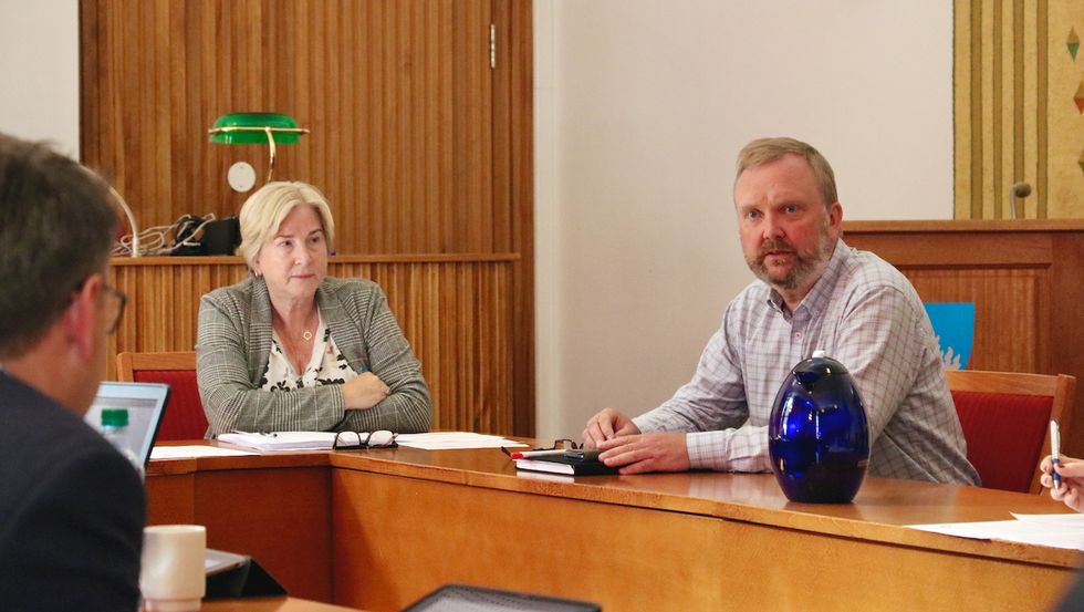 INFORMERTE: Personalsjef Arnvid Hovland (t.h.) informerte politikarane om ulike tiltak Høyanger kommune vurderer for å lettare kunne rekruttere sjukepleiarar.