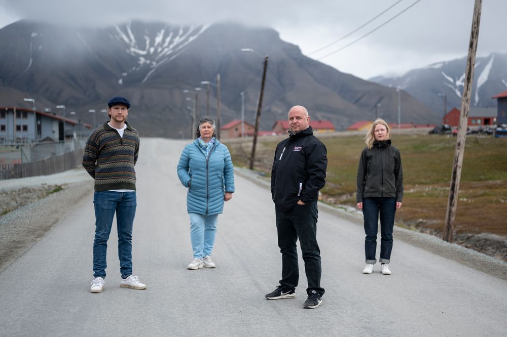 Sommervikar og fotojournalist David Engmo (fra venstre), redaktør Hilde Røsvik, journalist Audun Bårdseth og markedskonsulent Anna Prestsæter i Svalbardposten. Wenche Sørensen (marked) og Siri Åbø Wiersen (journalist) var ikke tilstede da bildet ble tatt.