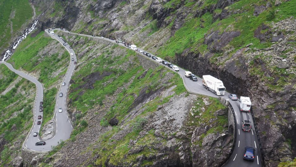 Lange bilkøer på Trollstigvegen (Trollstigen) på fylkesvei 63, etter at en buss fikk problemer i en av svingene i 2016. Nødetatene og Vegvesenet har lenge vært bekymret for manglende mobildekning i området.