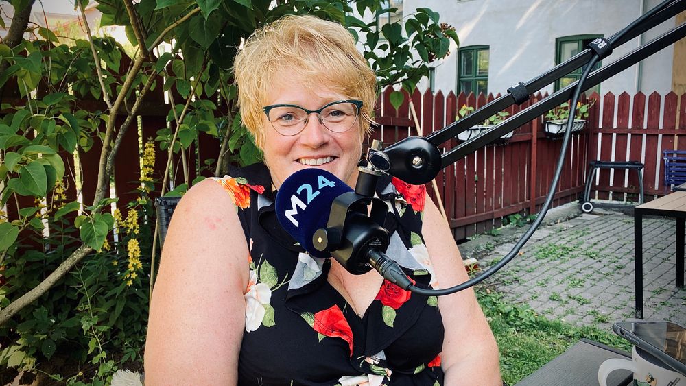 Tidligere medieminister og avtroppende partileder i Venstre, Trine Skei Grande, i hagen sin under innspilling av Pressepodden.