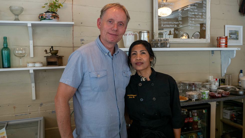 KAFÈ: Kafeen som skal drivast av Jariya Lie, til venstre, opna forrige laurdag. Til venste ser du Bjarte Lie.