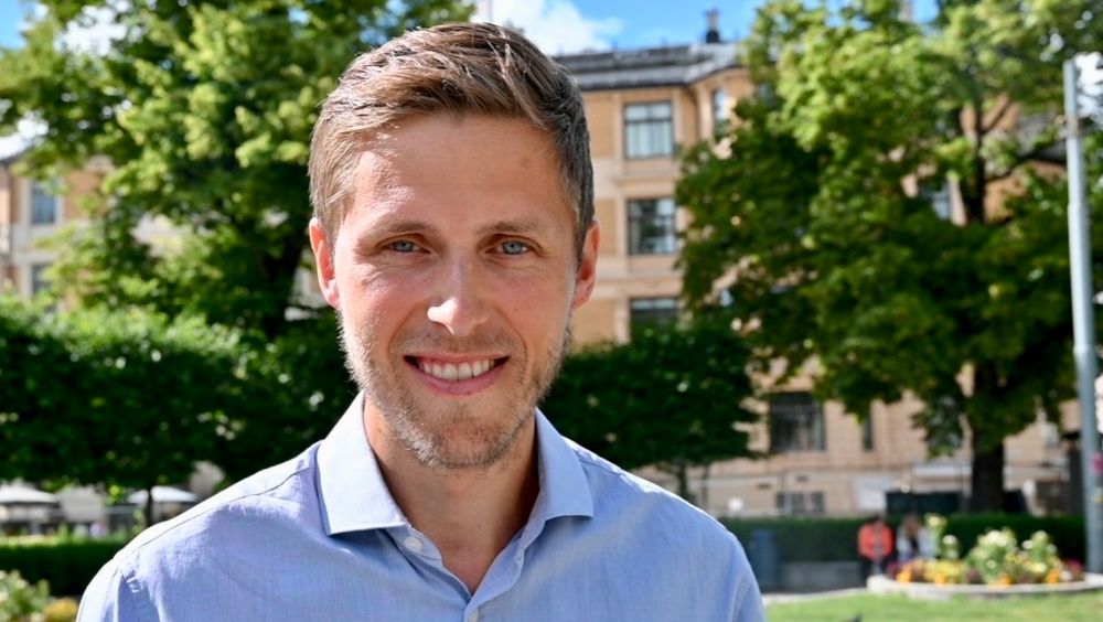 Håkon Grønbech er NRKs nyeste distriktsredaktør. Han skal lede avdelingen i Troms og Finnmark fylke. Foto: Even Hye T. Barka