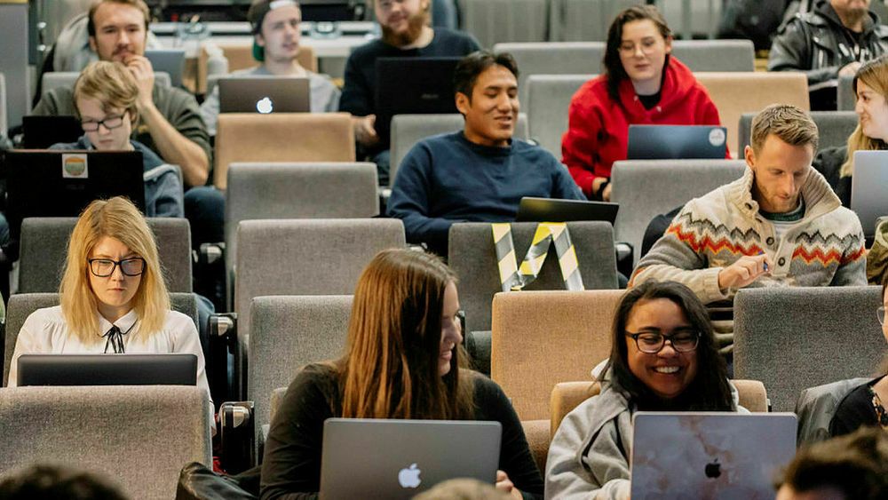 Studenter ved Høyskolen Kristiania betaler for et studiår.