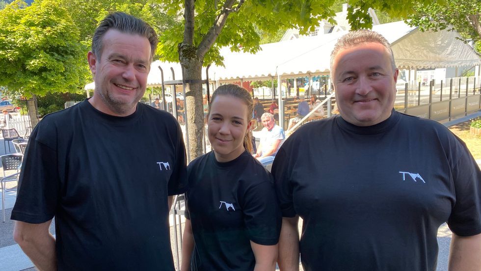 Jan Tore Hauge, dagleg leiar Sofie Moen og deleigar Henrik Rønningen har hatt ein flott opningsdag, og trur at kafeen vil kome godt med for å laga eit levande torg i Årdal.