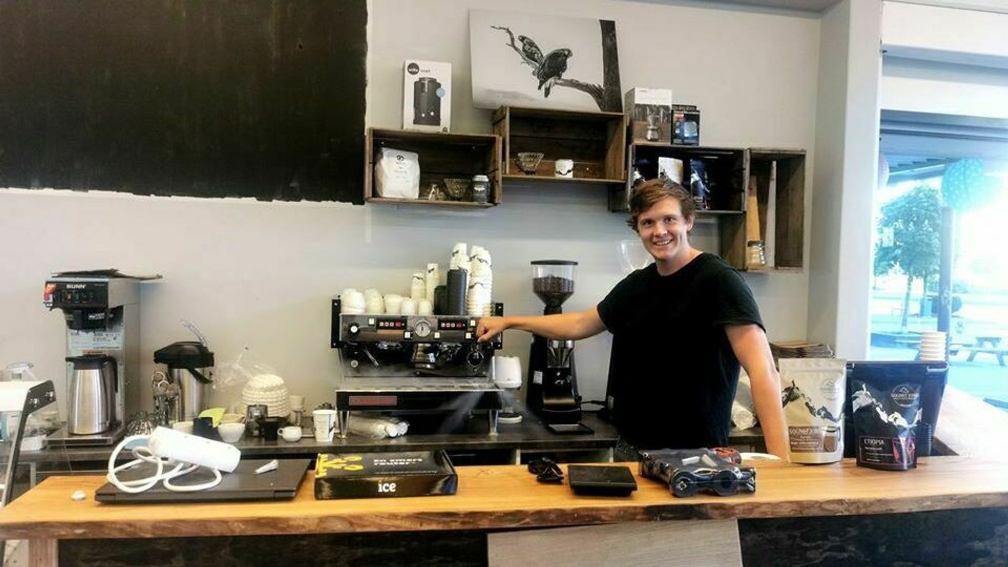NY KAFÈ: I desember opna Kjetil Russenes butikk for Sognefjordkaffibrenneri i Sogndal. I helga opna han ein ny i Førde.