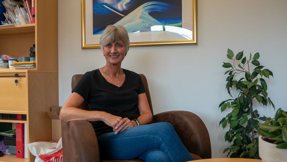 BRUKTBUTIKK: Luster frivilligsentral sin bruktbutikk er på flyttefot. På bildet ser du Anita Kjørlaug.