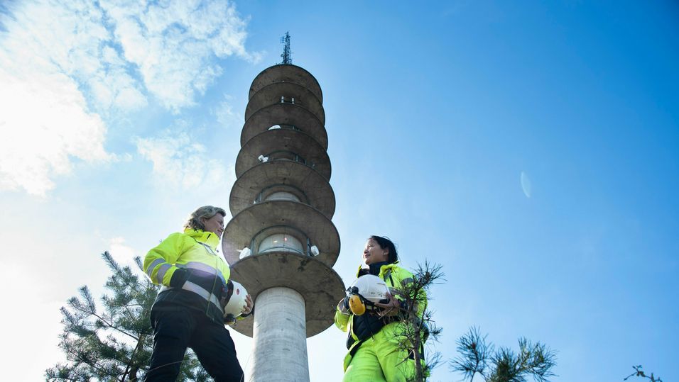 Administrerende direktør Christina Endresen og bygningssjef Siri Camilla Strøm Hagberg foran en av eiendommene til Telenor Infra, masta på Røverkollen, nordvest for Oslo.