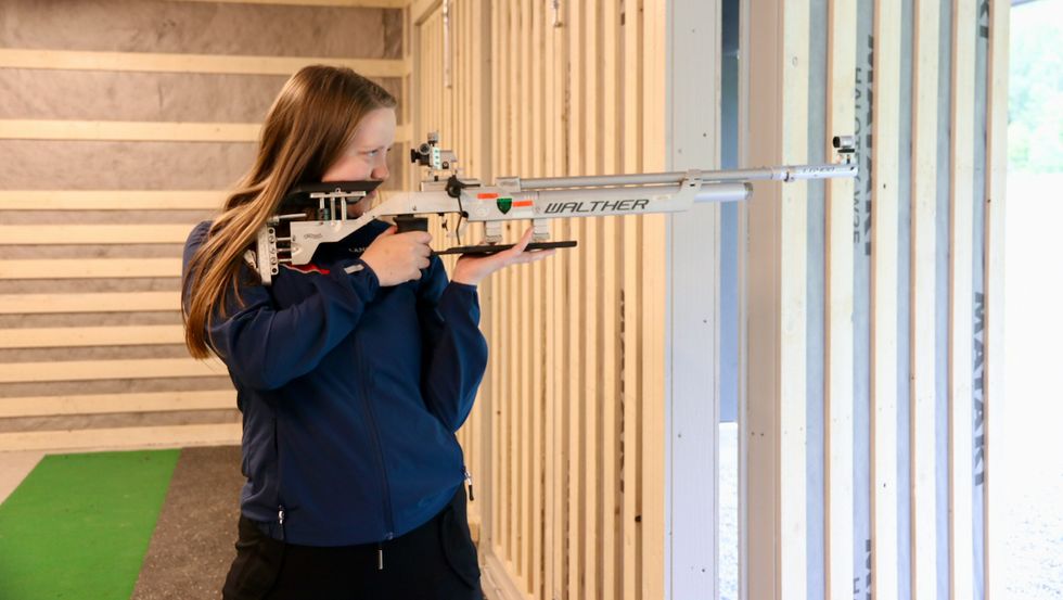 STÅANDE: All skytinga med luftgevær går føre seg ståande, noko som gjer at Benedikte Oppedal blant anna trenar mykje balanse.