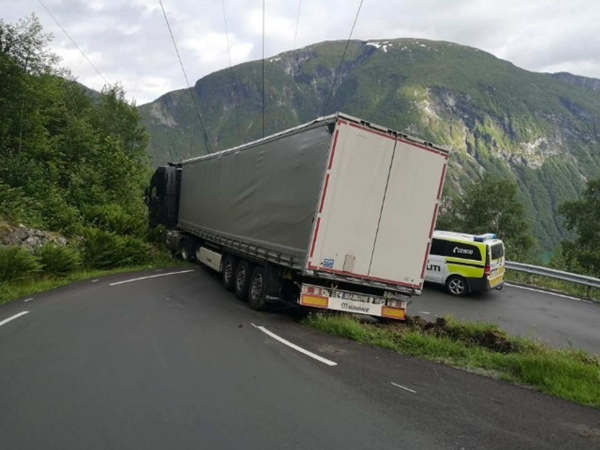 FARDALSVEGEN: Ein trailer køyrde seg fast i Fardalsvegen i Øvre Årdal.
