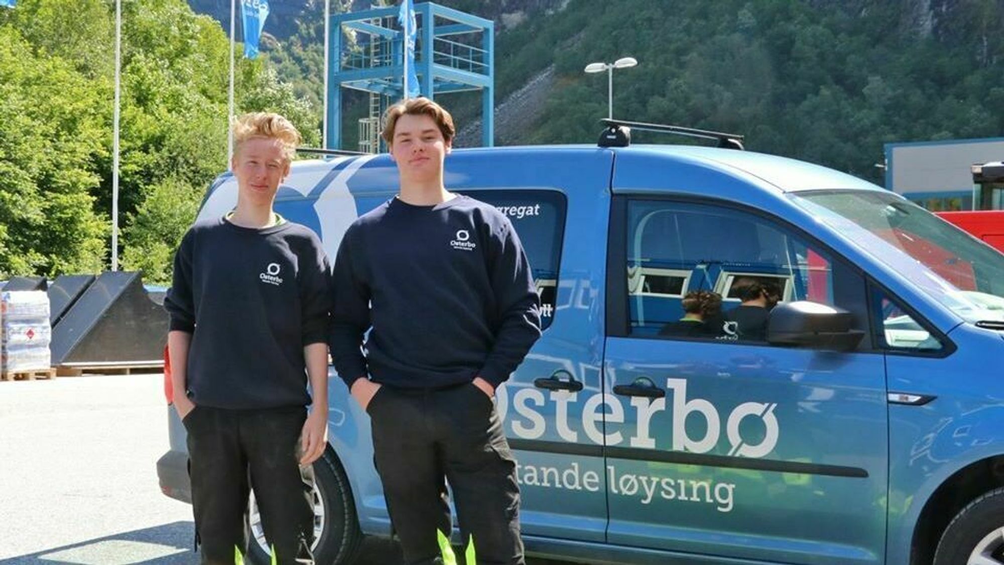 SOMMARJOBB: Eirik Madsen skal starte på elektrolinja, og Ernest skal starte sitt andre år no til hausten. I sommar har begge jobba for Østerbø Maskin AS.