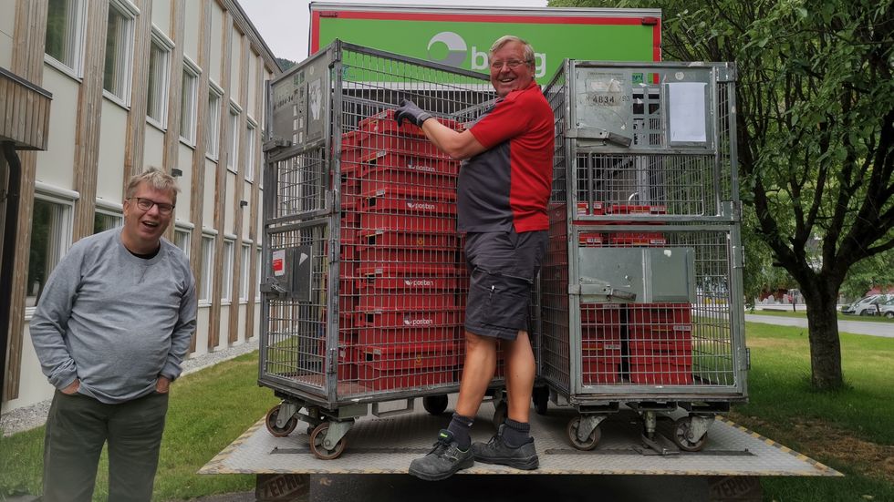 DYREBAR LAST: Posten kjem godt med når du skal distribuera bladet til 1800 postkassar utanfor Luster. Her lastar John Havellen og Jermund Fimreite årets opplag ombord.