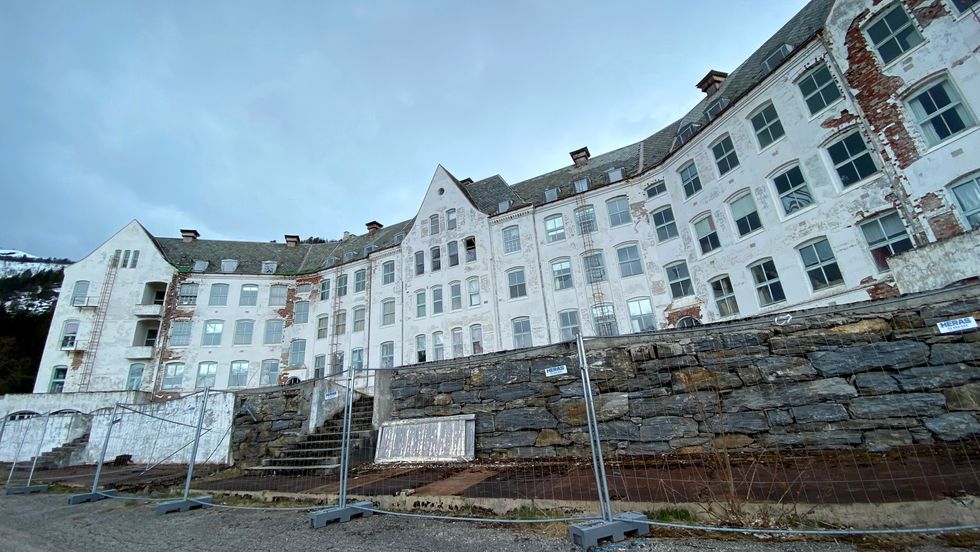 HARASTØLEN: Bygget er avsperra område, men det bryr ikkje ubedne gjester seg om i det heile teke.