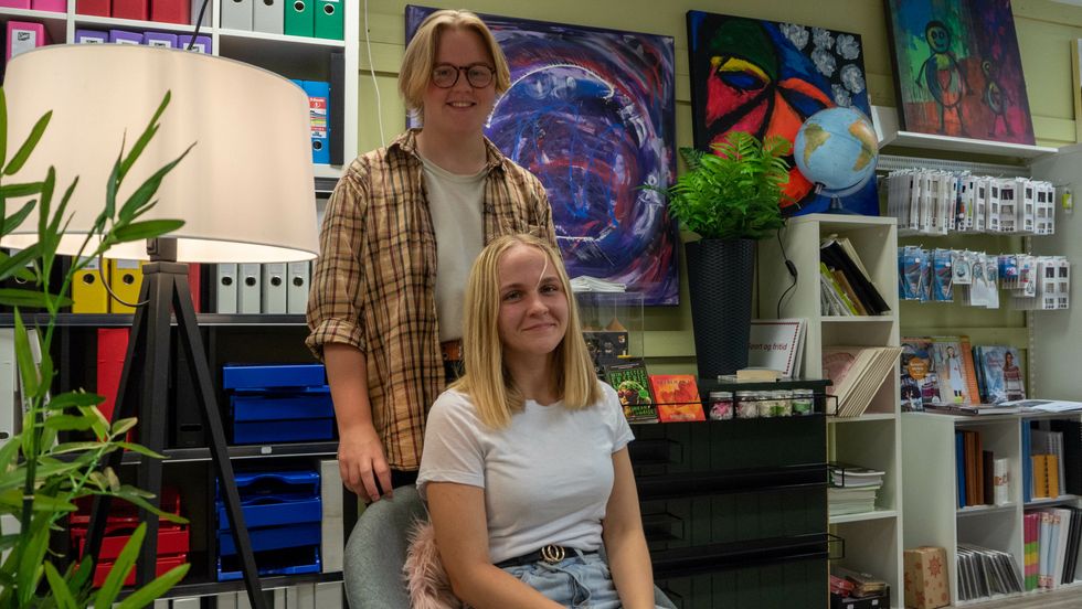 SOMMARJOBB: Lea Terese Viken Oppedal (15) og Marie Emilie Viken Oppedal (19) styrer butikken medan mamma og pappa er på ferie.